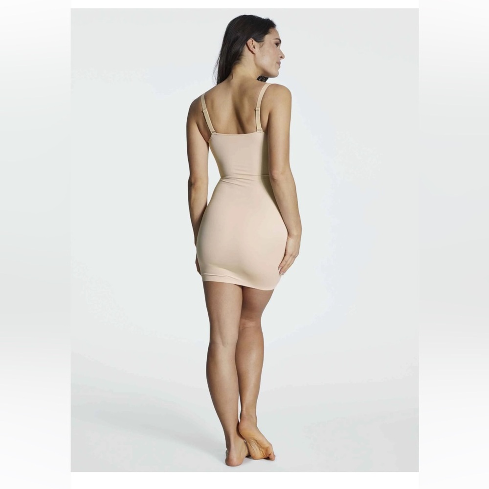 NWT- SMALL Maidenform slip in nude. Style FM0039